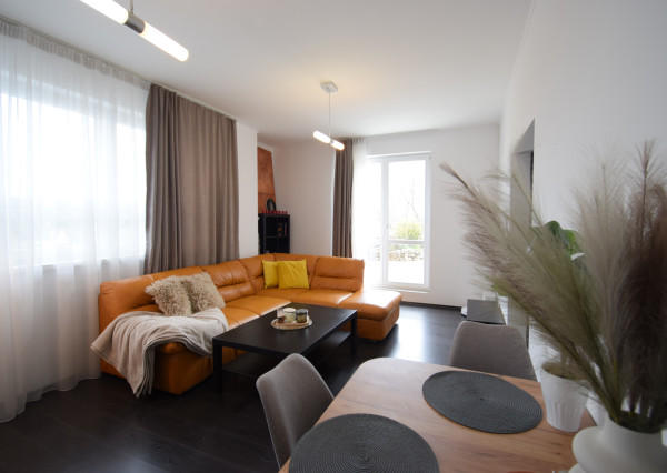 BYT V UZAVRETOM AREÁLI S KRÁSNOU VEĽKOU TERASOU A PARKOVACÍM MIESTOM (151,38m2)