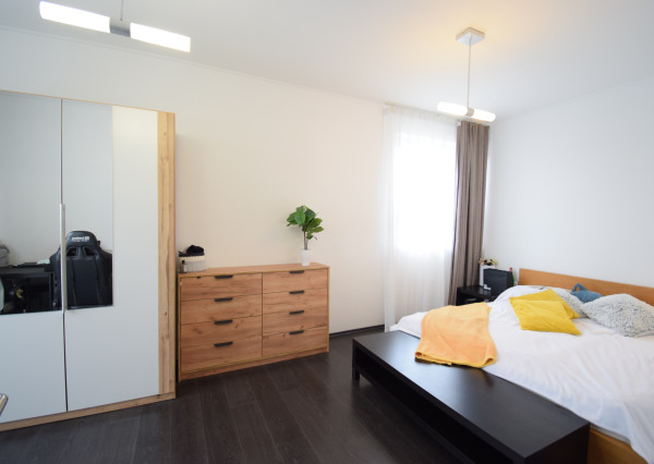 BYT V UZAVRETOM AREÁLI S KRÁSNOU VEĽKOU TERASOU A PARKOVACÍM MIESTOM (151,38m2)