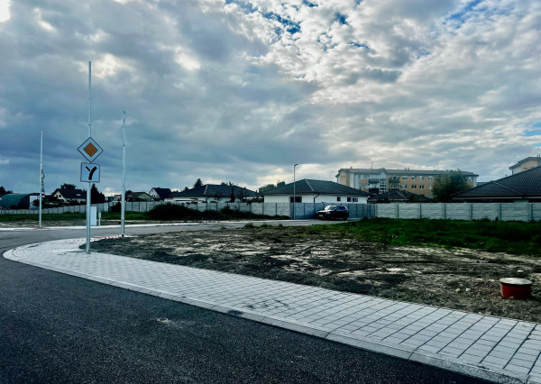 ROŽNÝ STAVEBNÝ POZEMOK (607M2)SO SIEŤAMI V NOVEJ LOKALITE RODINNÝCH DOMOV - MOST PRI BRATISLAVE