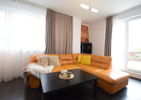 BYT V UZAVRETOM AREÁLI S KRÁSNOU VEĽKOU TERASOU A PARKOVACÍM MIESTOM (151,38m2)