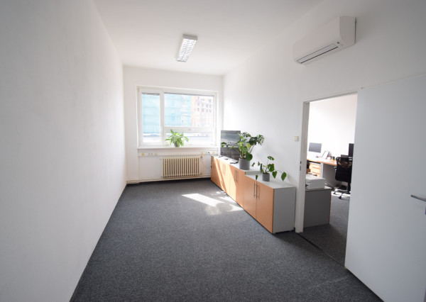 PRENÁJOM POSLEDNÝCH ZARIADENÝCH KANCELÁRIÍ S PARKOVACÍMI MIESTAMI - FREKVENTOVANÁ IVANSKÁ CESTA