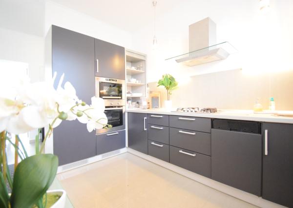 2 IZBOVÝ BYT V UZAVRETOM AREÁLI S KRÁSNOU VEĽKOU TERASOU A PARKOVACÍM MIESTOM (151,38m2)