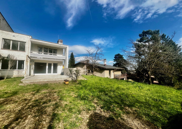 DVOJPODLAŽNÁ VILA (279M2) S PEKNÝM ROVINATÝM POZEMKOM(592M2) A NÁDHERNÝM VÝHĽADOM  - 6 PARKOVACÍCH MIEST