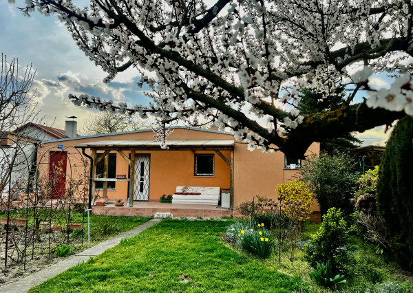 CELOROČNE OBÝVATEĽNÁ 2- IZBOVÁ CHATA SO SÚPISNÝM ČÍSLOM, S TERASOU, PARKOVACÍMI MIESTAMI A KRÁSNOU ZÁHRADOU