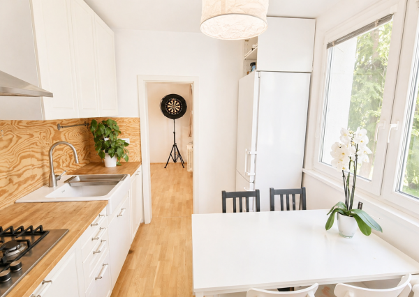 PREDAJ KOMPLETNE ZREKONŠTROVANÉHO 3 IZBOVÉHO BYTU S LÓGIOU A PIVNIČNOU KOBKOU V NÍZKOM PANELOVOM DOME S VÝŤAHOM