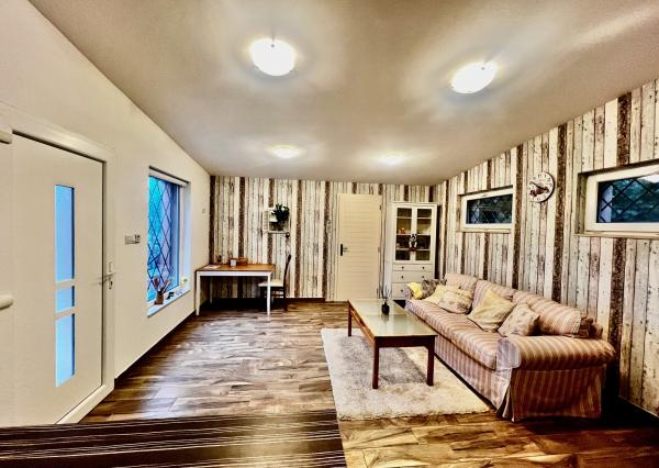 2- IZBOVÝ DOMČEK V CENE BYTU - SO SÚPISNÝM ČÍSLOM, S TERASOU, PARKOVACÍMI MIESTAMI A KRÁSNOU ZÁHRADOU