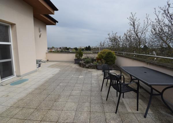NADŠTANDARDNÝ BYT V REZIDENČNEJ ZÓNE S NÁDHERNOU TERASOU (80M2)   A PARKOVACÍM MIESTOM (151,38m2)