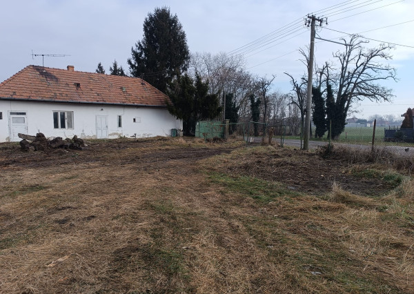 KRÁĽOVIČOVE KRAČANY - VEĽKÝ STAVEBNÝ POZEMOK 1200m2 SO STARŠÍM DOMOM