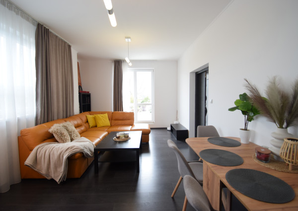 NADŠTANDARDNÝ BYT V REZIDENČNEJ ZÓNE S NÁDHERNOU TERASOU (80M2)   A PARKOVACÍM MIESTOM (151,38m2)