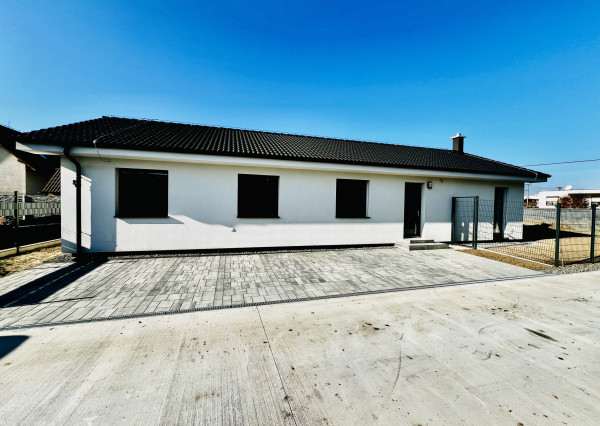 VEĽMI PEKNÝ,PRIESTRANNÝ 4-IZBOVÝ BUNGALOV(128M2)  V KVALITNOM ŠTANDARDE AJ S KUCHYŇOU (128M2), POZEMOK 403M2, TERASA AJ KOMPLET OPLOTENIE V CENE A ĎALŠIE BENEFITY