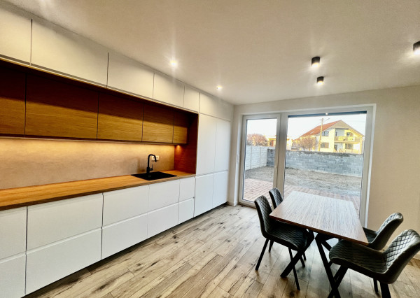 VEĽMI PEKNÝ, PRIESTRANNÝ 4-IZBOVÝ BUNGALOV(128M2) V NADŠTANDARDE AJ S KUCHYŇOU A SPOTREBIČMI, TERASA, EXT. ŽALÚZIE AJ PLOT V CENE
