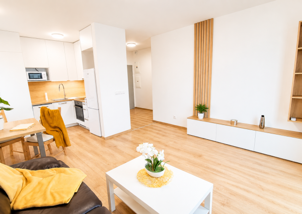 VÝBORNÁ CENA - PRENÁJOM 2 - IZBOVÉHO BYTU S BALKÓNOM A GARÁŽOVÝM STÁTÍM - OVOCNÉ SADY