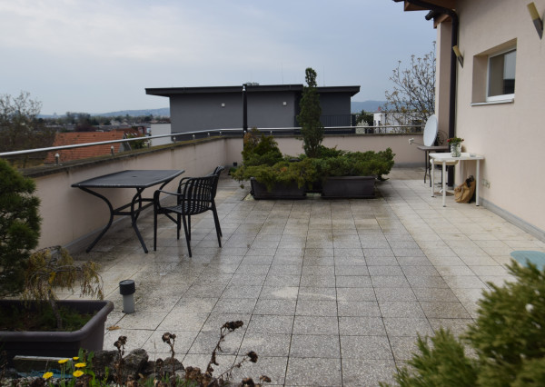 NADŠTANDARDNÝ BYT V REZIDENČNEJ ZÓNE S NÁDHERNOU TERASOU (80M2)   A PARKOVACÍM MIESTOM (151,38m2)