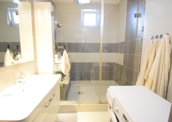 NADŠTANDARDNÝ BYT V REZIDENČNEJ ZÓNE S NÁDHERNOU TERASOU (80M2)  A PARKOVACÍM MIESTOM (151,38m2)