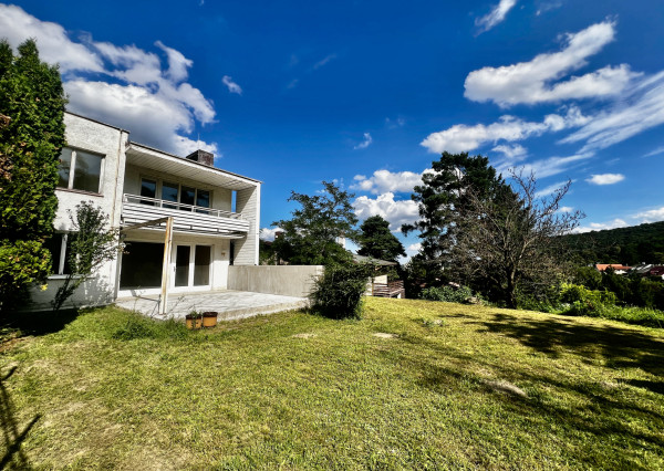 DVOJPODLAŽNÁ VILA (279M2) S PEKNÝM ROVINATÝM POZEMKOM(592M2) A NÁDHERNÝM VÝHĽADOM  - 6 PARKOVACÍCH MIEST
