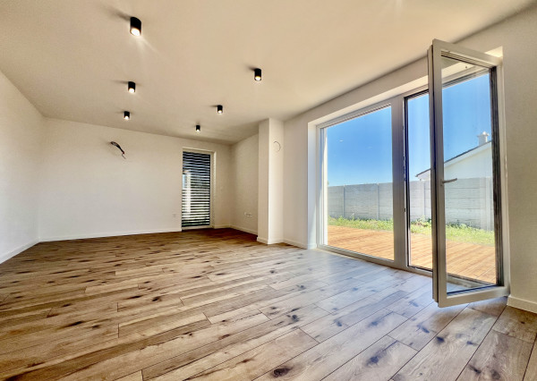 POSLEDNÝ VOĽNÝ - PRÁVE SKOLAUDOVANÝ, VEĽMI PEKNÝ, PRIESTRANNÝ 4-IZBOVÝ BUNGALOV(128M2) V NADŠTANDARDE, TERASA, EXT. ŽALÚZIE AJ PLOT V CENE, 3 PARKOVACIE MIESTA