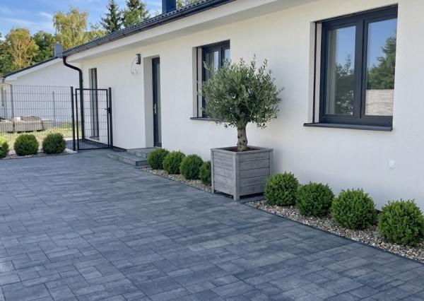 SKOLAUDOVANÝ, VEĽMI PEKNÝ, PRIESTRANNÝ 4-IZBOVÝ BUNGALOV(128M2) V NADŠTANDARDE, TERASA, EXT. ŽALÚZIE AJ PLOT V CENE, 3 PARKOVACIE MIESTA