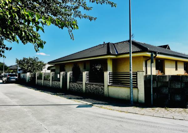 PRIESTRANNÝ 4-IZBOVÝ BUNGALOV (188M2) S GARÁŽOU A S PEKNÝM POZEMKOM (550M2) LEN 4KM OD SENCA - HRUBÝ ŚÚR