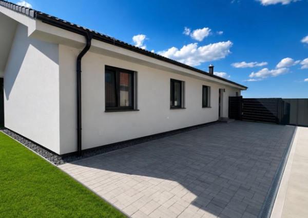 SKOLAUDOVANÉ - PRIESTRANNÝ 4-IZBOVÝ BUNGALOV(128M2) V NADŠTANDARDE, TERASA, EXT. ŽALÚZIE AJ PLOT V CENE, 3 PARKOVACIE MIESTA