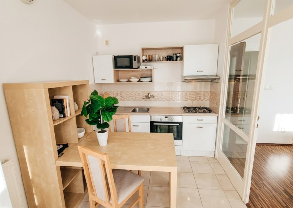 ACCENT REAL / PRENÁJOM ÚTULNÉHO 1 IZBOVÉHO BYTU S BALKÓNOM V RAČI