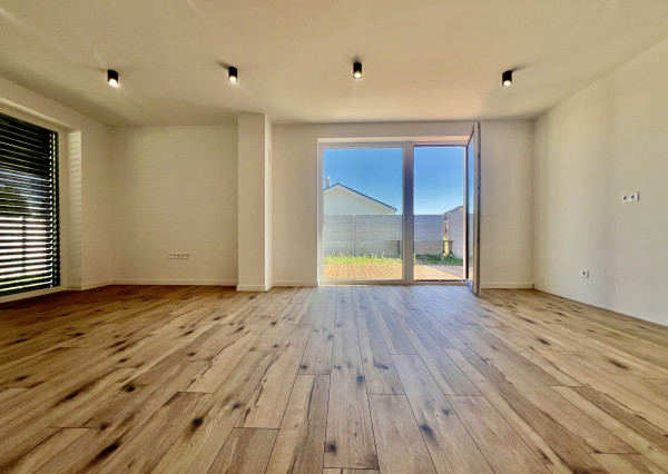 SKOLAUDOVANÉ - PRIESTRANNÝ 4-IZBOVÝ BUNGALOV(128M2) V NADŠTANDARDE, TERASA, EXT. ŽALÚZIE AJ PLOT V CENE, 3 PARKOVACIE MIESTA