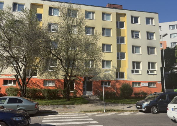 ZNÍŽENÁ CENA- VEĽMI PEKNÝ 3IZBOVÝ BYT S BALKÓNOM A PIVNICOU (68) PETRŽALKA - GESSAYOVA  ULICA