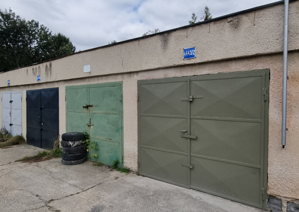 PREDAJ KOMPLETNE ZREKONŠTRUOVANEJ  GARÁŽE NA HANÁCKEJ ULICI V RUŽINOVE