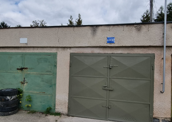 PREDAJ KOMPLETNE ZREKONŠTRUOVANEJ  GARÁŽE NA HANÁCKEJ ULICI V RUŽINOVE