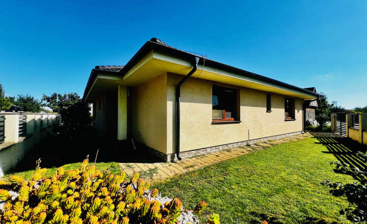 PRENÁJOM - PRIESTRANNÝ 4-IZBOVÝ BUNGALOV (188M2) S GARÁŽOU A S PEKNÝM POZEMKOM (550M2) LEN 4KM OD SENCA - HRUBÝ ŚÚR - fotografia 2