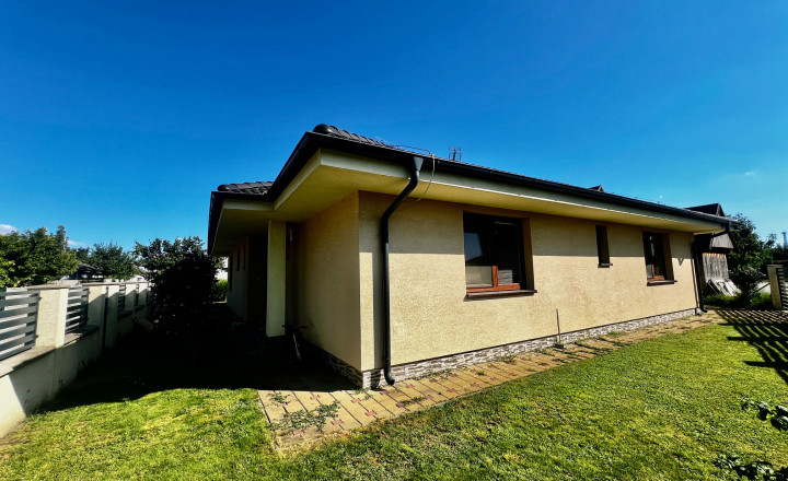 PRENÁJOM - PRIESTRANNÝ 4-IZBOVÝ BUNGALOV (188M2) S GARÁŽOU A S PEKNÝM POZEMKOM (550M2) LEN 4KM OD SENCA - HRUBÝ ŚÚR - fotografia 3