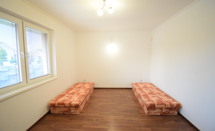 PRENÁJOM - PRIESTRANNÝ 4-IZBOVÝ BUNGALOV (188M2) S GARÁŽOU A S PEKNÝM POZEMKOM (550M2) LEN 4KM OD SENCA - HRUBÝ ŚÚR - fotografia 12
