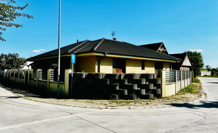 PRENÁJOM - PRIESTRANNÝ 4-IZBOVÝ BUNGALOV (188M2) S GARÁŽOU A S PEKNÝM POZEMKOM (550M2) LEN 4KM OD SENCA - HRUBÝ ŚÚR - fotografia 13