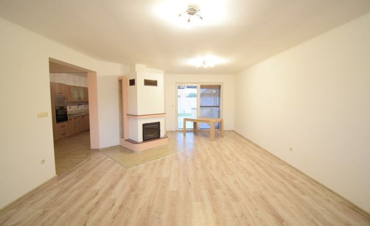 PRENÁJOM - PRIESTRANNÝ 4-IZBOVÝ BUNGALOV (188M2) S GARÁŽOU A S PEKNÝM POZEMKOM (550M2) LEN 4KM OD SENCA - HRUBÝ ŚÚR - fotografia 16
