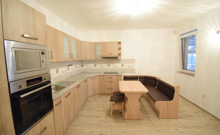 PRENÁJOM - PRIESTRANNÝ 4-IZBOVÝ BUNGALOV (188M2) S GARÁŽOU A S PEKNÝM POZEMKOM (550M2) LEN 4KM OD SENCA - HRUBÝ ŚÚR - fotografia 19