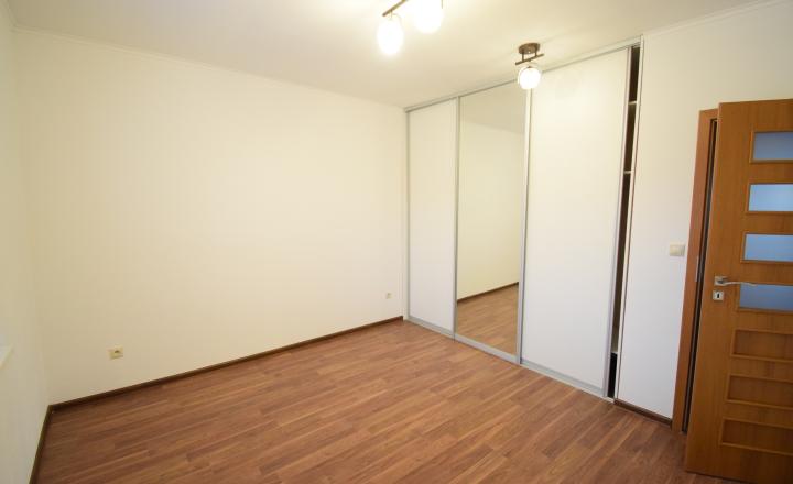 PRENÁJOM - PRIESTRANNÝ 4-IZBOVÝ BUNGALOV (188M2) S GARÁŽOU A S PEKNÝM POZEMKOM (550M2) LEN 4KM OD SENCA - HRUBÝ ŚÚR - fotografia 30