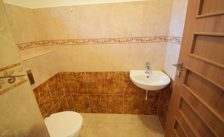 PRENÁJOM - PRIESTRANNÝ 4-IZBOVÝ BUNGALOV (188M2) S GARÁŽOU A S PEKNÝM POZEMKOM (550M2) LEN 4KM OD SENCA - HRUBÝ ŚÚR - fotografia 32
