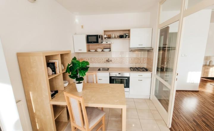 ACCENT REAL / PRENÁJOM ÚTULNÉHO 1 IZBOVÉHO BYTU S BALKÓNOM V RAČI - fotografia 1