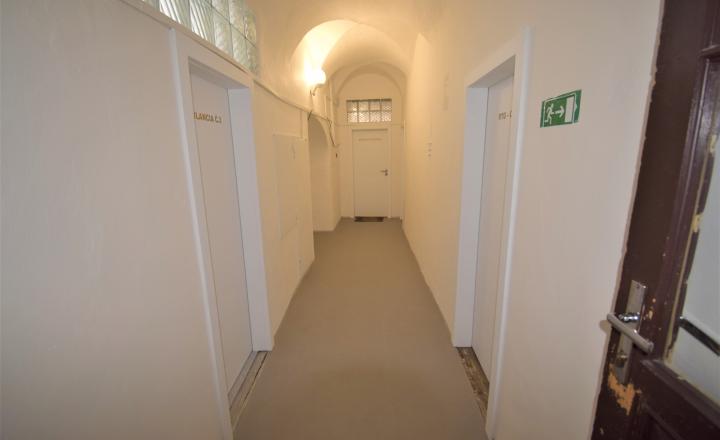 NÁDHERNÁ HISTORICKÁ BUDOVA   V CENTRE BANSKEJ BYSTRICE (1700m2) - fotografia 11