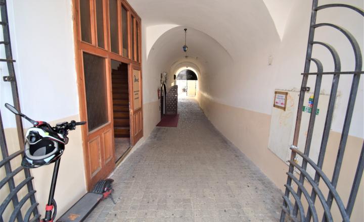 NÁDHERNÁ HISTORICKÁ BUDOVA   V CENTRE BANSKEJ BYSTRICE (1700m2) - fotografia 16