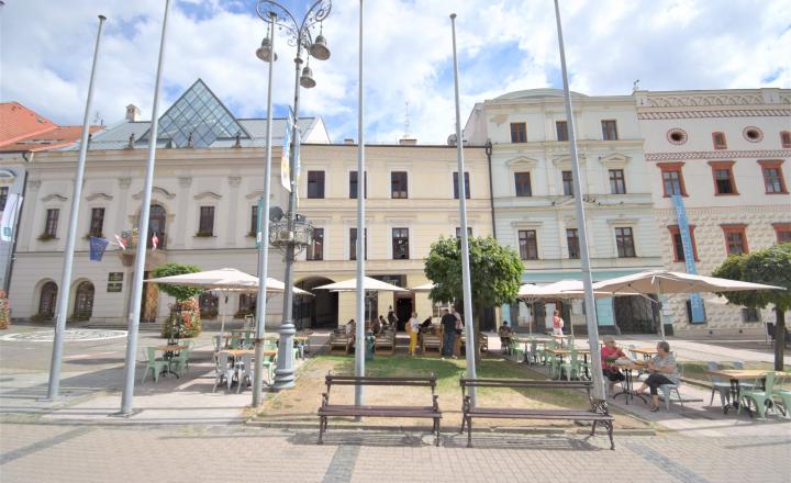 NÁDHERNÁ HISTORICKÁ BUDOVA   V CENTRE BANSKEJ BYSTRICE (1700m2) - fotografia 17