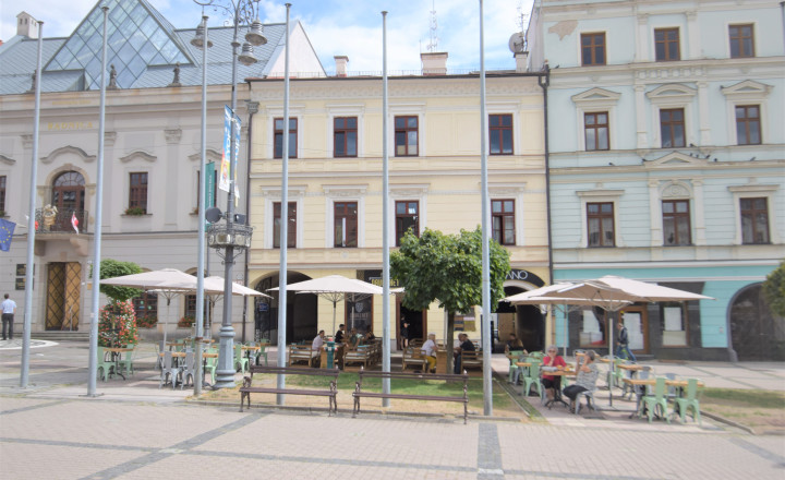 NÁDHERNÁ HISTORICKÁ BUDOVA   V CENTRE BANSKEJ BYSTRICE (1700m2)