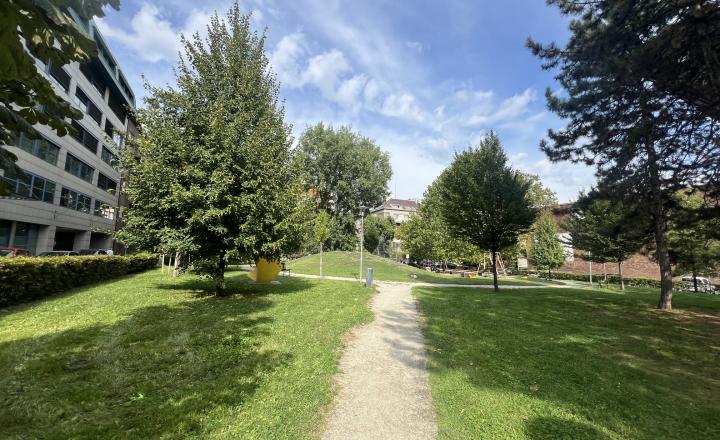 4-IZBOVÝ STAROMESTSKÝ BYT (105M2) V STAROM MESTE S VYSOKÝMI STROPMI A S  ÚCHVATNÝM VÝHĽADOM - fotografia 9
