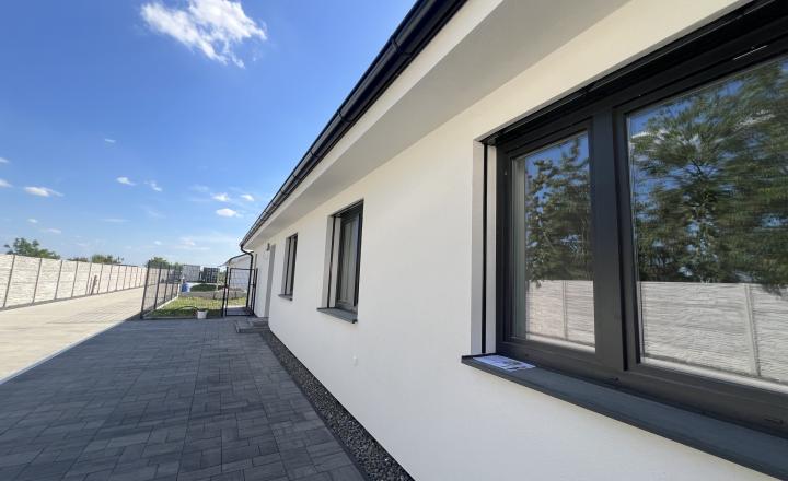 SKOLAUDOVANÉ - PRIESTRANNÝ 4-IZBOVÝ BUNGALOV(128M2) V NADŠTANDARDE, TERASA, EXT. ŽALÚZIE AJ PLOT V CENE, 3 PARKOVACIE MIESTA - fotografia 2