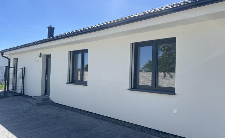 SKOLAUDOVANÉ - PRIESTRANNÝ 4-IZBOVÝ BUNGALOV(128M2) V NADŠTANDARDE, TERASA, EXT. ŽALÚZIE AJ PLOT V CENE, 3 PARKOVACIE MIESTA - fotografia 4