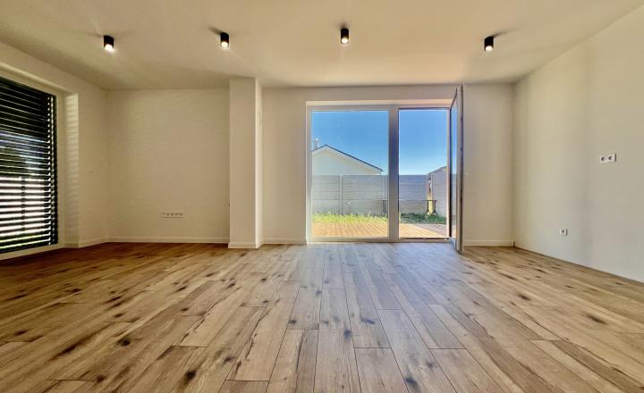 SKOLAUDOVANÉ - PRIESTRANNÝ 4-IZBOVÝ BUNGALOV(128M2) V NADŠTANDARDE, TERASA, EXT. ŽALÚZIE AJ PLOT V CENE, 3 PARKOVACIE MIESTA - fotografia 5