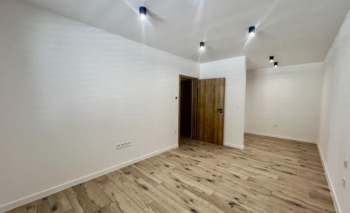 SKOLAUDOVANÉ - PRIESTRANNÝ 4-IZBOVÝ BUNGALOV(128M2) V NADŠTANDARDE, TERASA, EXT. ŽALÚZIE AJ PLOT V CENE, 3 PARKOVACIE MIESTA - fotografia 6