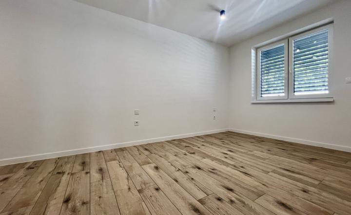 SKOLAUDOVANÉ - PRIESTRANNÝ 4-IZBOVÝ BUNGALOV(128M2) V NADŠTANDARDE, TERASA, EXT. ŽALÚZIE AJ PLOT V CENE, 3 PARKOVACIE MIESTA - fotografia 8