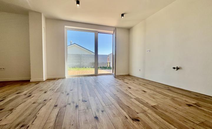 SKOLAUDOVANÉ - PRIESTRANNÝ 4-IZBOVÝ BUNGALOV(128M2) V NADŠTANDARDE, TERASA, EXT. ŽALÚZIE AJ PLOT V CENE, 3 PARKOVACIE MIESTA - fotografia 9