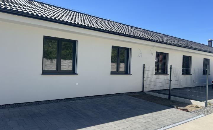 SKOLAUDOVANÉ - PRIESTRANNÝ 4-IZBOVÝ BUNGALOV(128M2) V NADŠTANDARDE, TERASA, EXT. ŽALÚZIE AJ PLOT V CENE, 3 PARKOVACIE MIESTA - fotografia 11