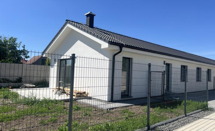 SKOLAUDOVANÉ - PRIESTRANNÝ 4-IZBOVÝ BUNGALOV(128M2) V NADŠTANDARDE, TERASA, EXT. ŽALÚZIE AJ PLOT V CENE, 3 PARKOVACIE MIESTA - fotografia 12